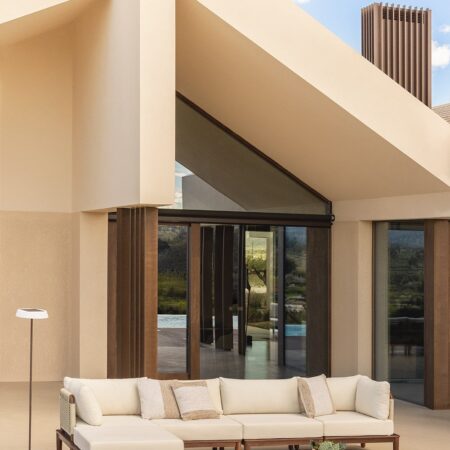 Set di divani da giardino modulari Giulia 4 pezzi con 2 poltrone angolari, tavolino e pouf in legno di acacia