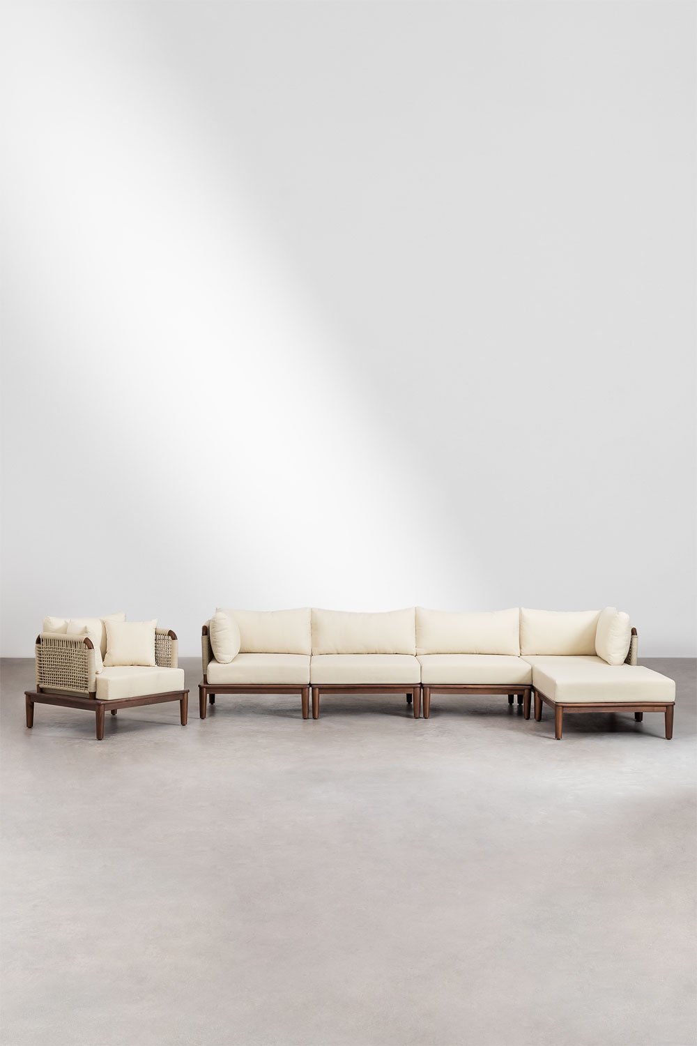 Set da giardino con divano componibile in 4 pezzi con 2 poltrone angolari, pouf e poltrona in legno di acacia Giulia