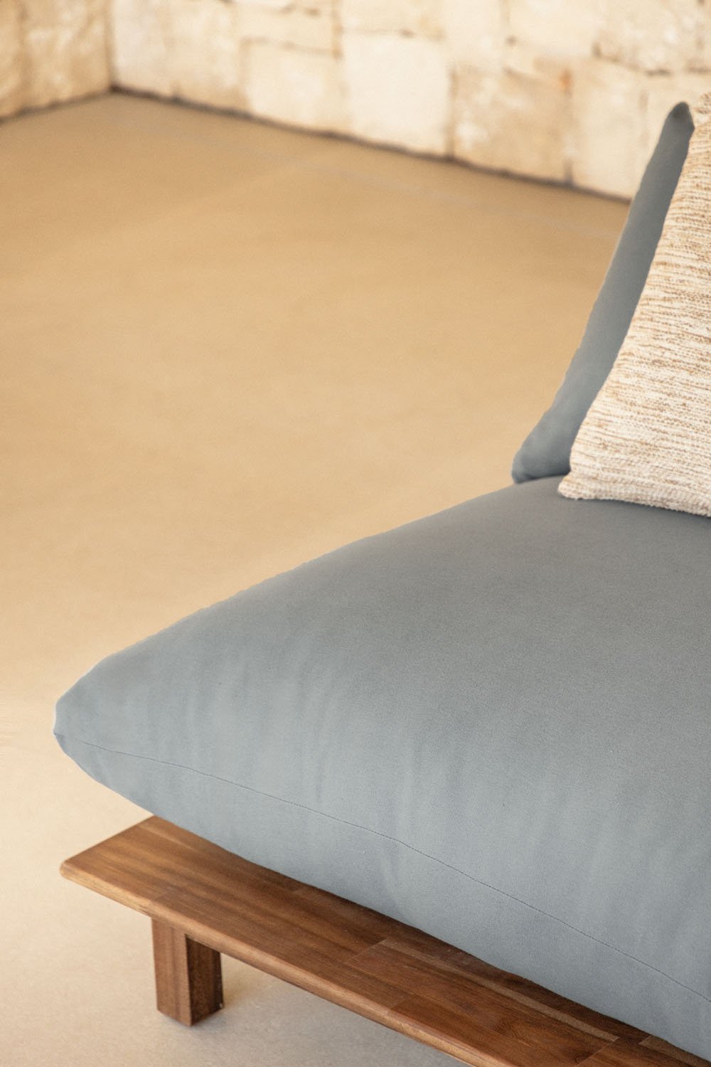 Divano reclinabile modulare da giardino a 3 pezzi con pouf in legno di acacia Brina