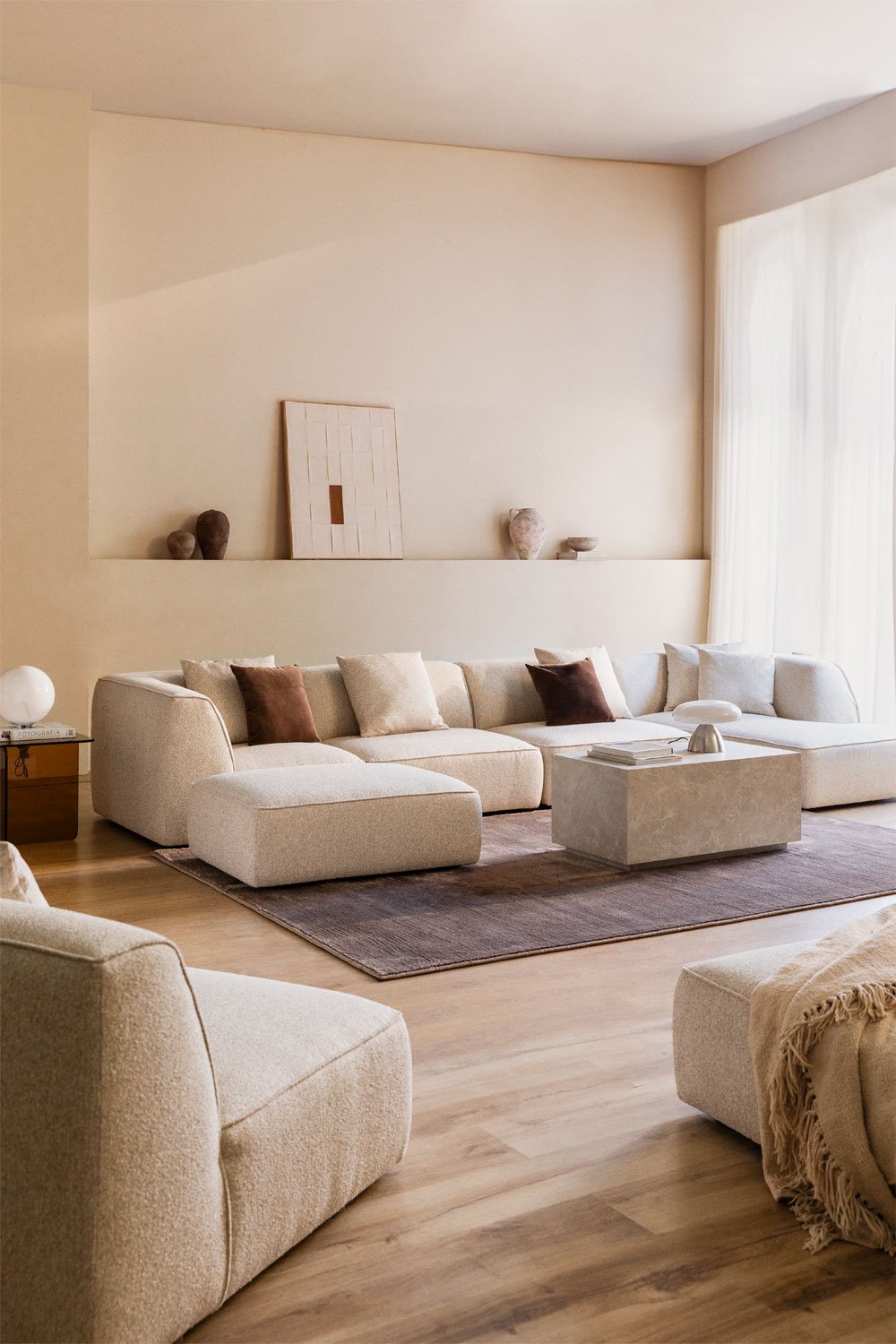 Divano modulare con chaise longue destra a 4 pezzi con pouf rivestito Cardea