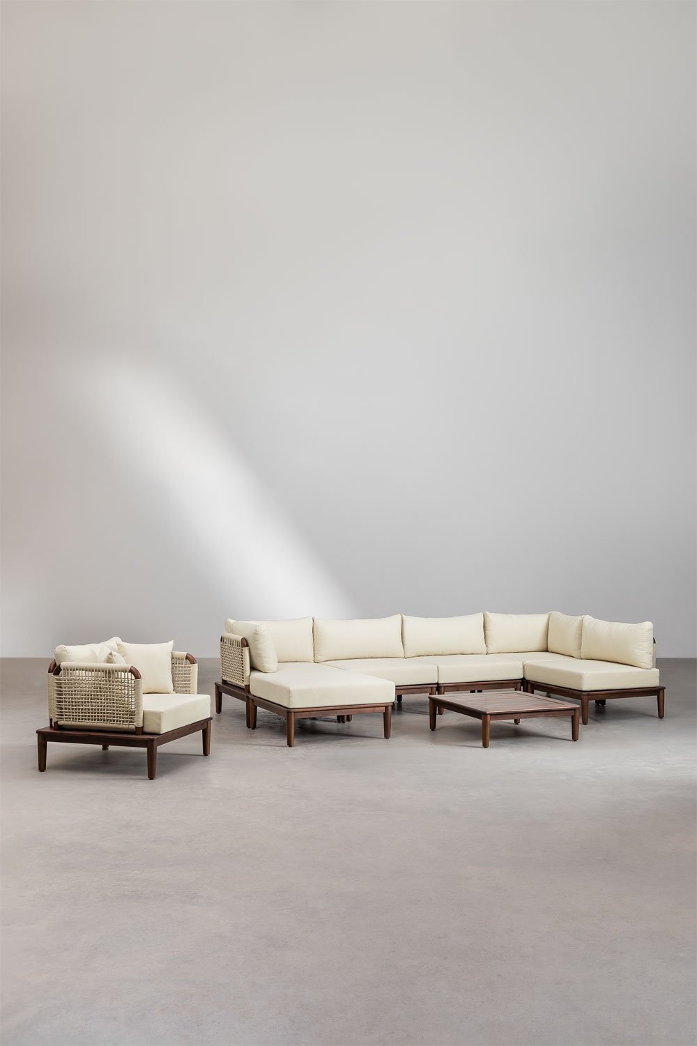 Set da giardino Giulia composto da divano angolare modulare da 5 pezzi, tavolino, pouf e poltrona in legno di acacia.