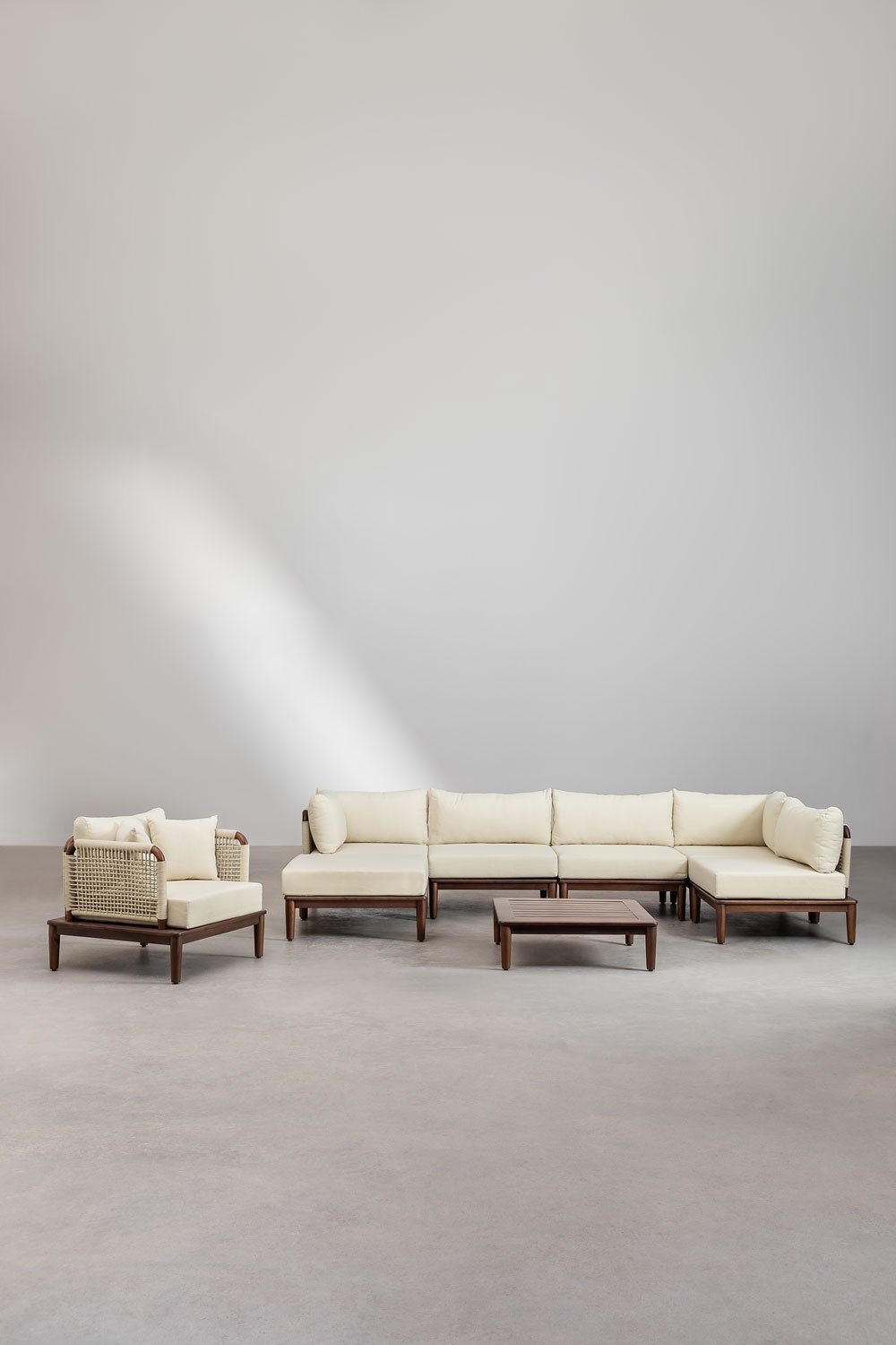Set da giardino Giulia composto da divano angolare modulare da 5 pezzi, tavolino, pouf e poltrona in legno di acacia.
