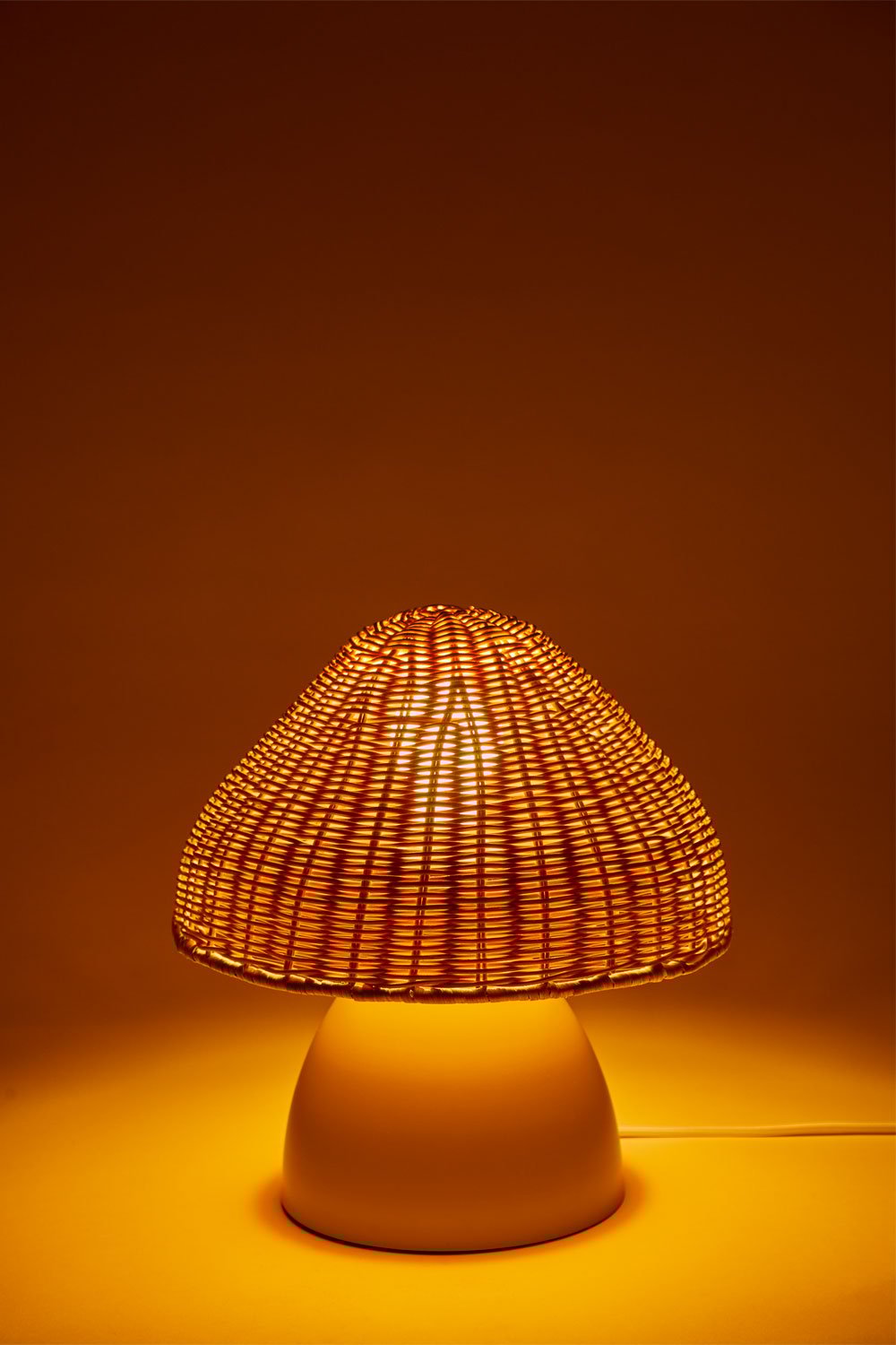 Lampada da tavolo Esmeret in rattan e metallo