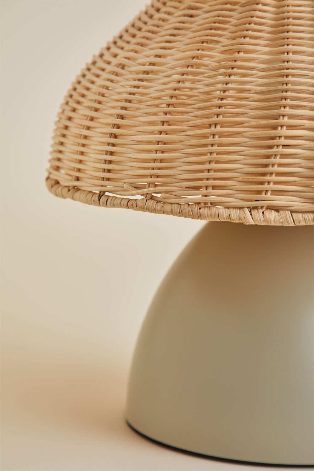 Lampada da tavolo Esmeret in rattan e metallo