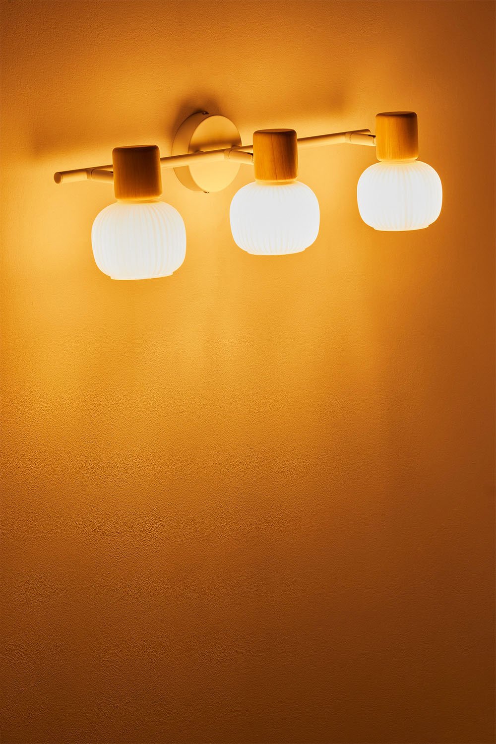 Lampada da parete con 3 punti luce in ferro, legno della gomma e vetro Ekaizy