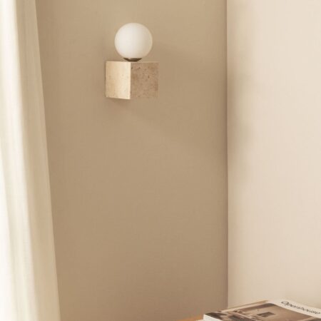 Lampada da parete in travertino con sfera di cristallo Davise