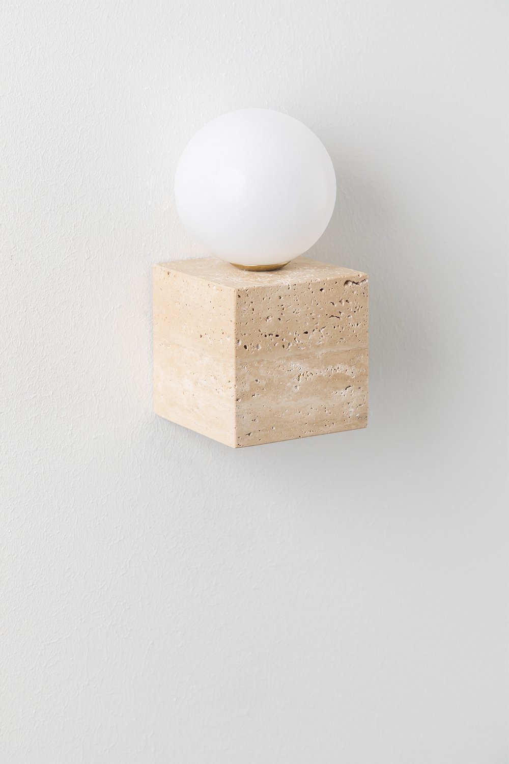 Lampada da parete in travertino con sfera di cristallo Davise