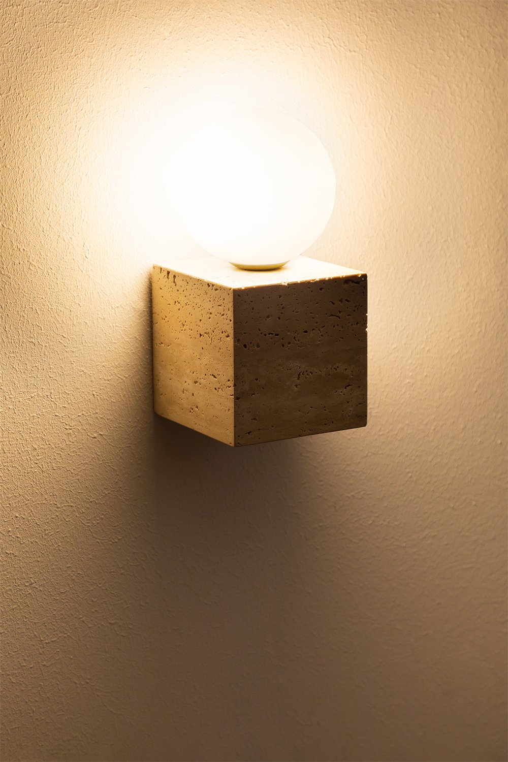 Lampada da parete in travertino con sfera di cristallo Davise