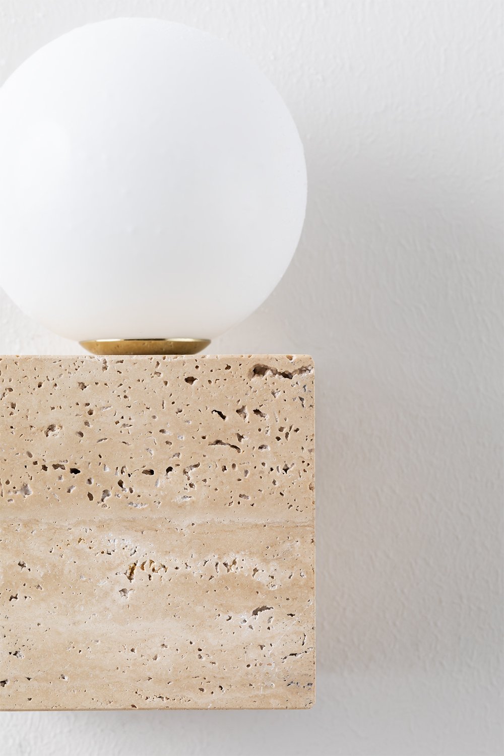 Lampada da parete in travertino con sfera di cristallo Davise