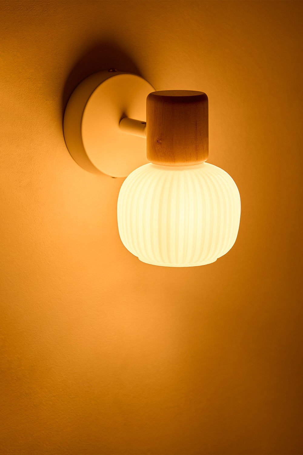 Lampada da parete in ferro, legno della gomma e vetro Ekaizy