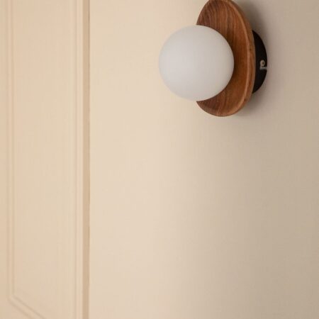 Lampada da parete Freidy in legno di acacia
