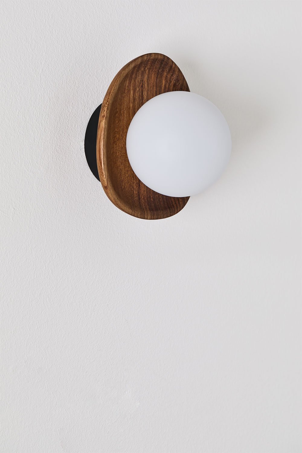 Lampada da parete Freidy in legno di acacia