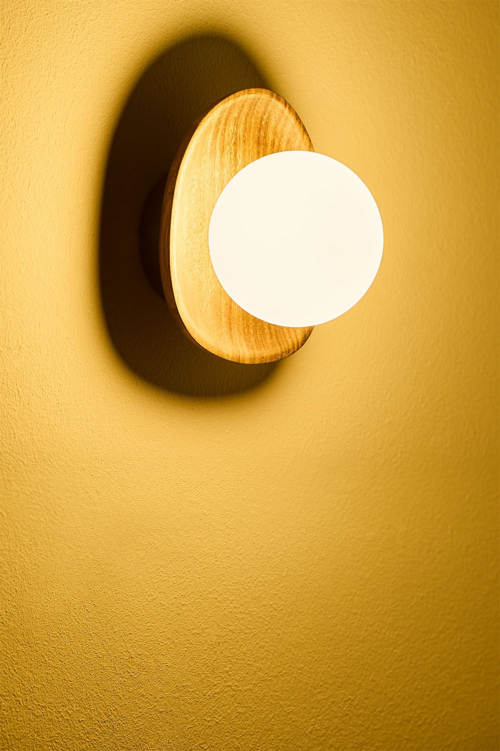 Lampada da parete Freidy in legno di acacia