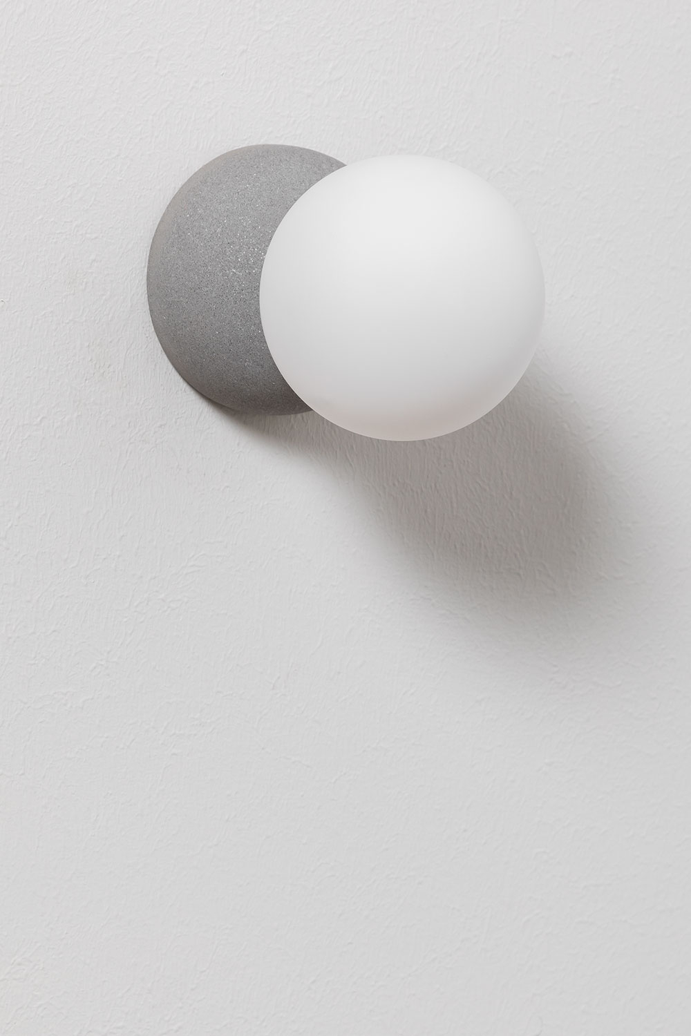 Lampada da parete in cemento con sfera di cristallo Bublik