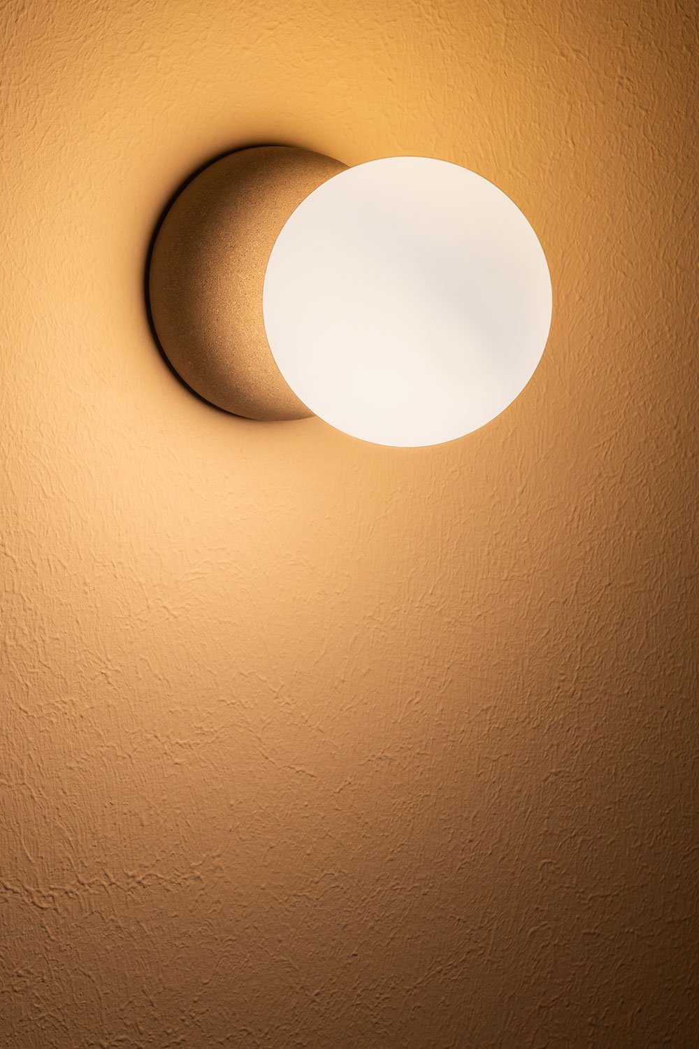 Lampada da parete in cemento con sfera di cristallo Bublik