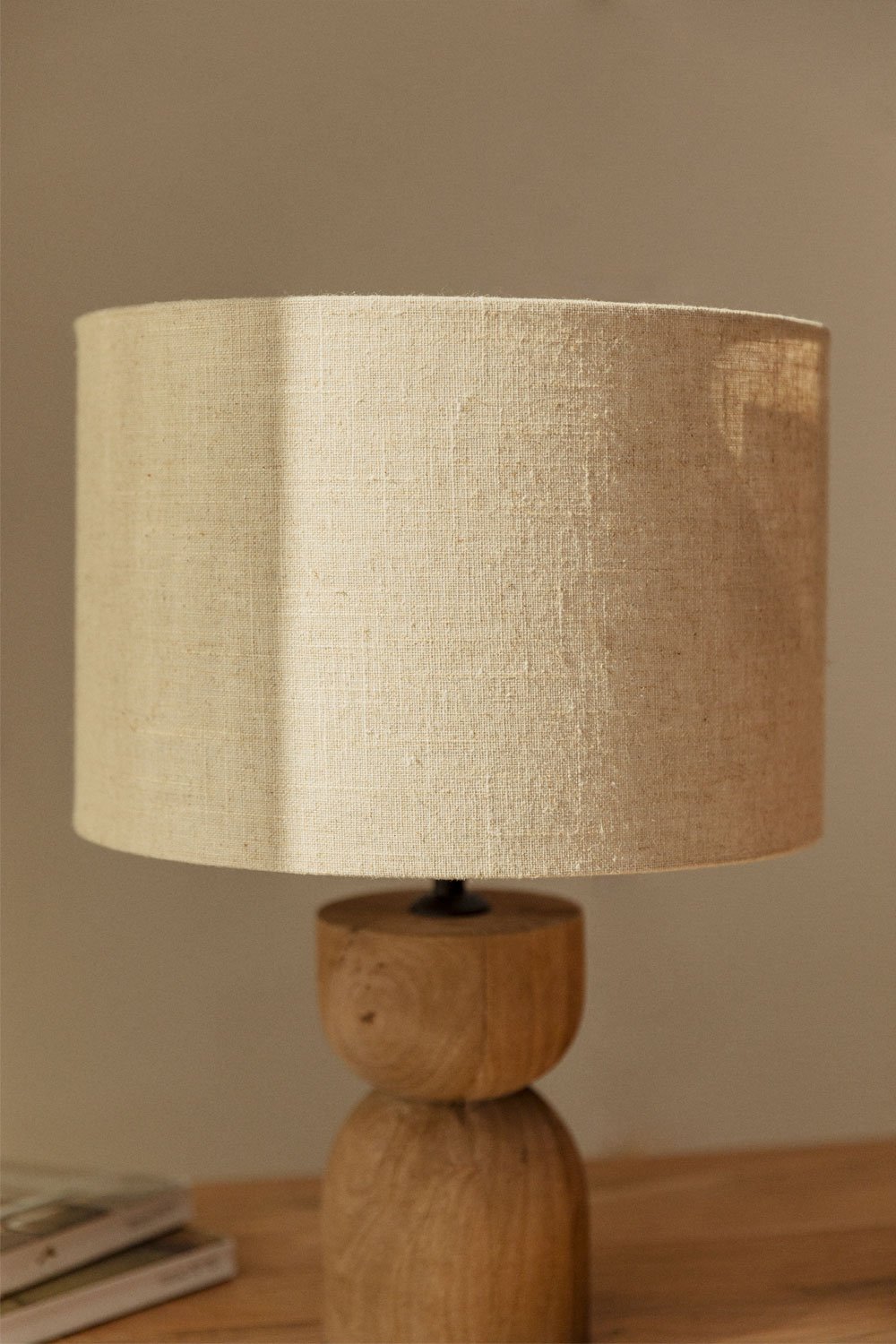 Lampada da tavolo ↑40 cm in legno di mango e lino Gabina