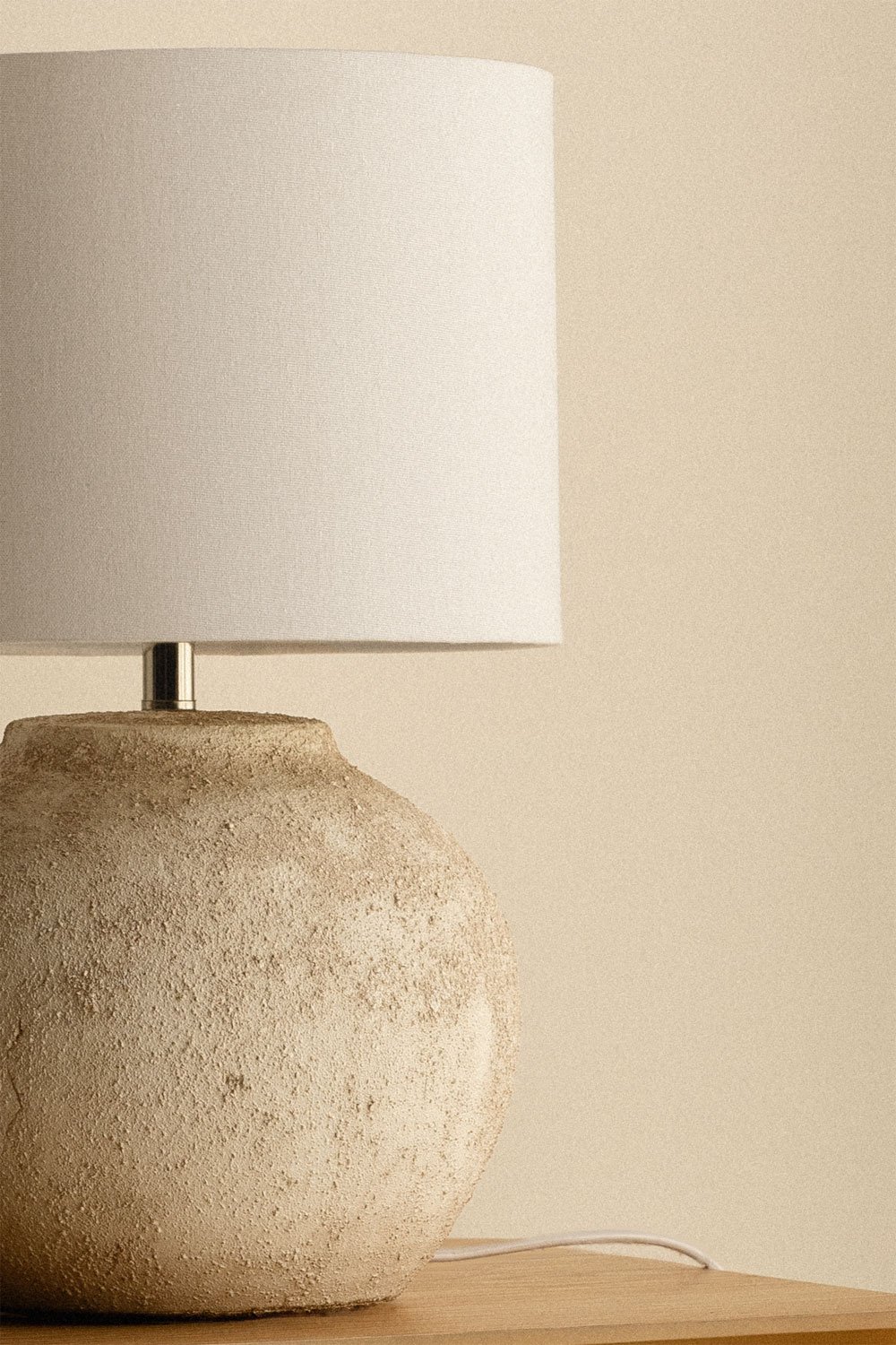 Lampada da tavolo Uvalin in ceramica e lino da 45 cm