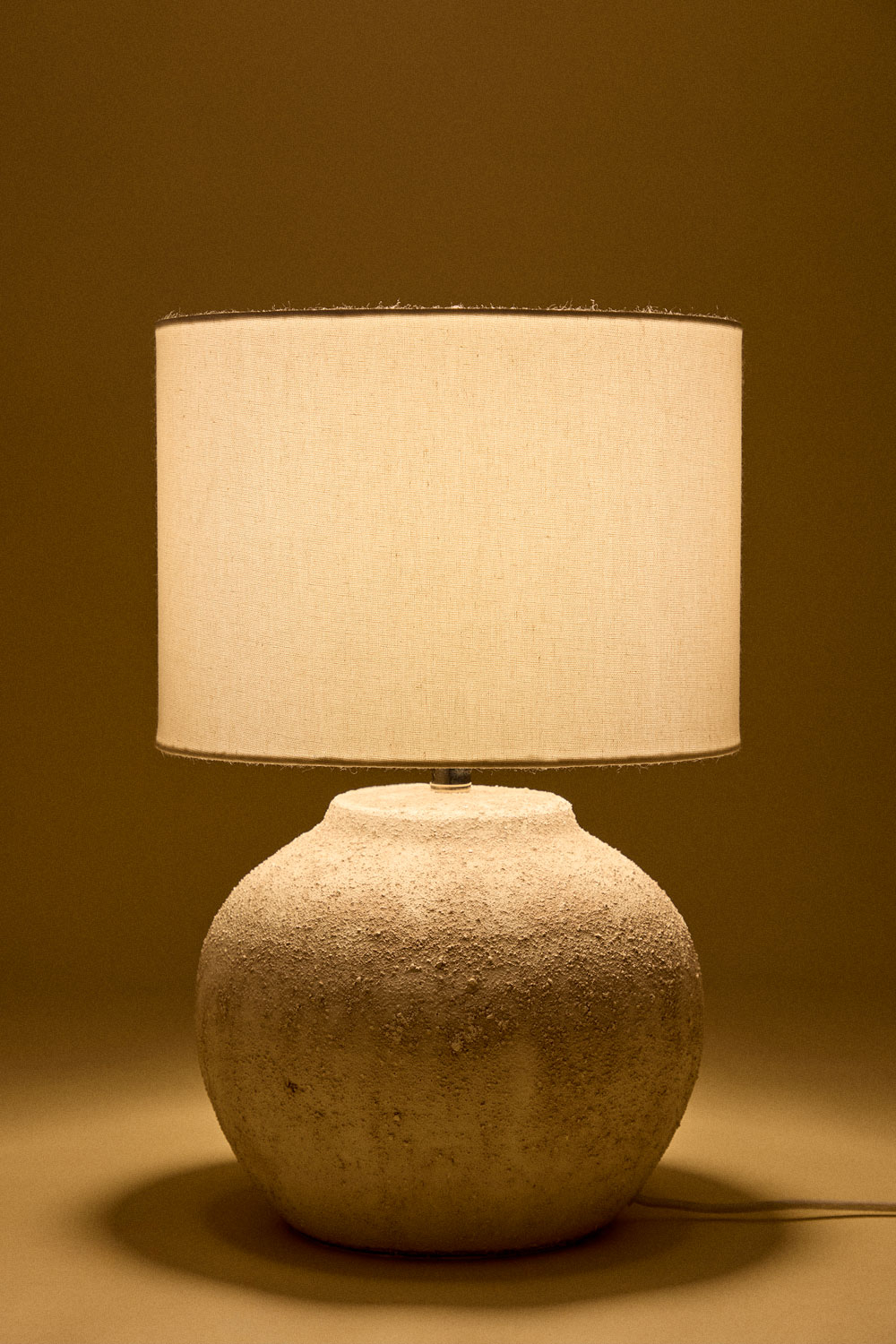 Lampada da tavolo Uvalin in ceramica e lino da 45 cm