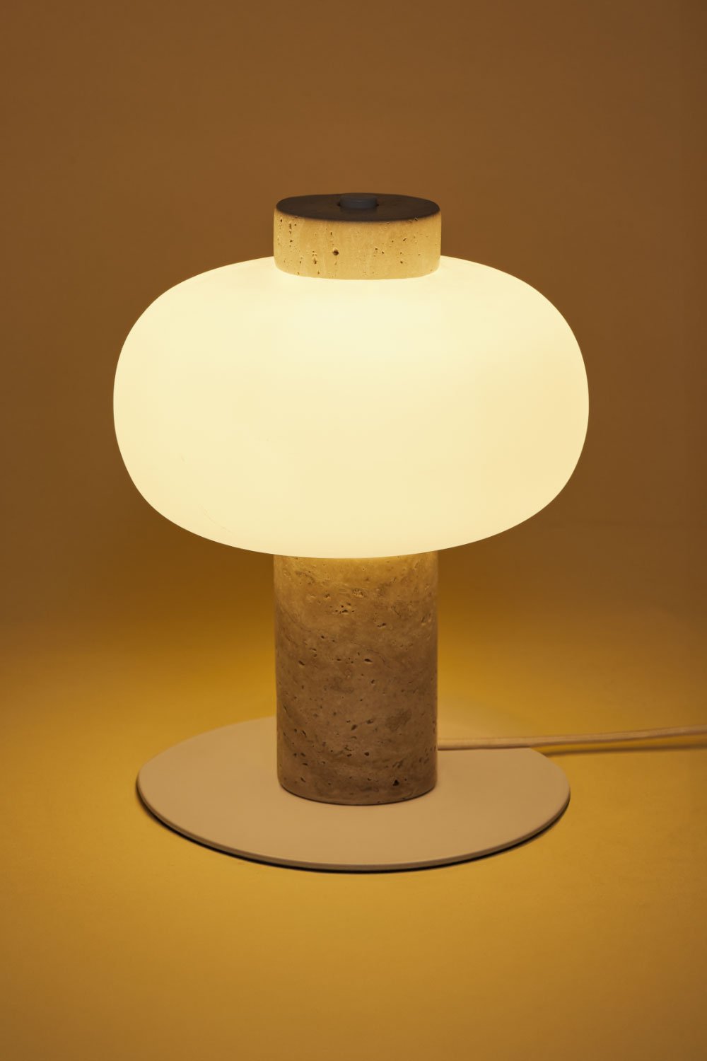 Lampada da tavolo a LED in travertino Garuba