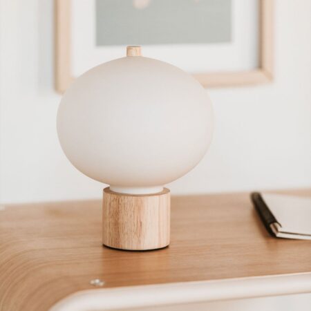 Lampada da tavolo Batouri in legno di pino