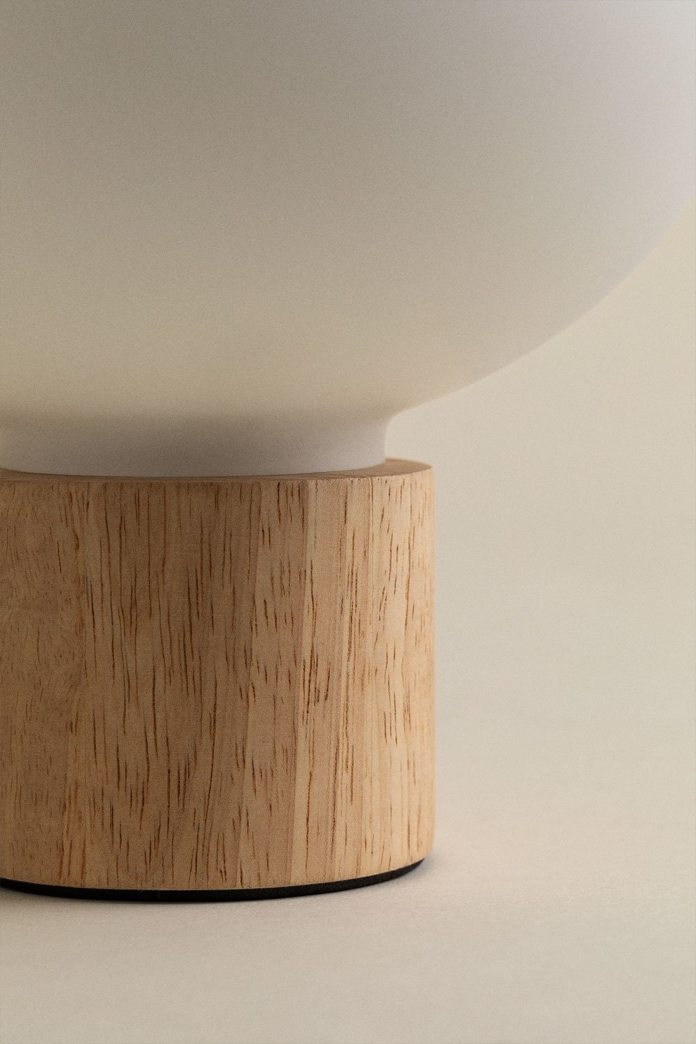 Lampada da tavolo Batouri in legno di pino