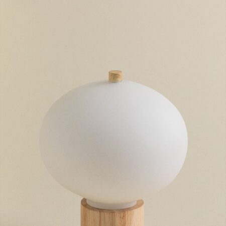 Lampada da tavolo Batouri in legno di pino