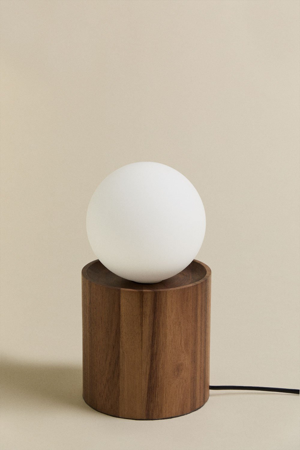Lampada da tavolo con base cilindrica in legno di acacia Freidy