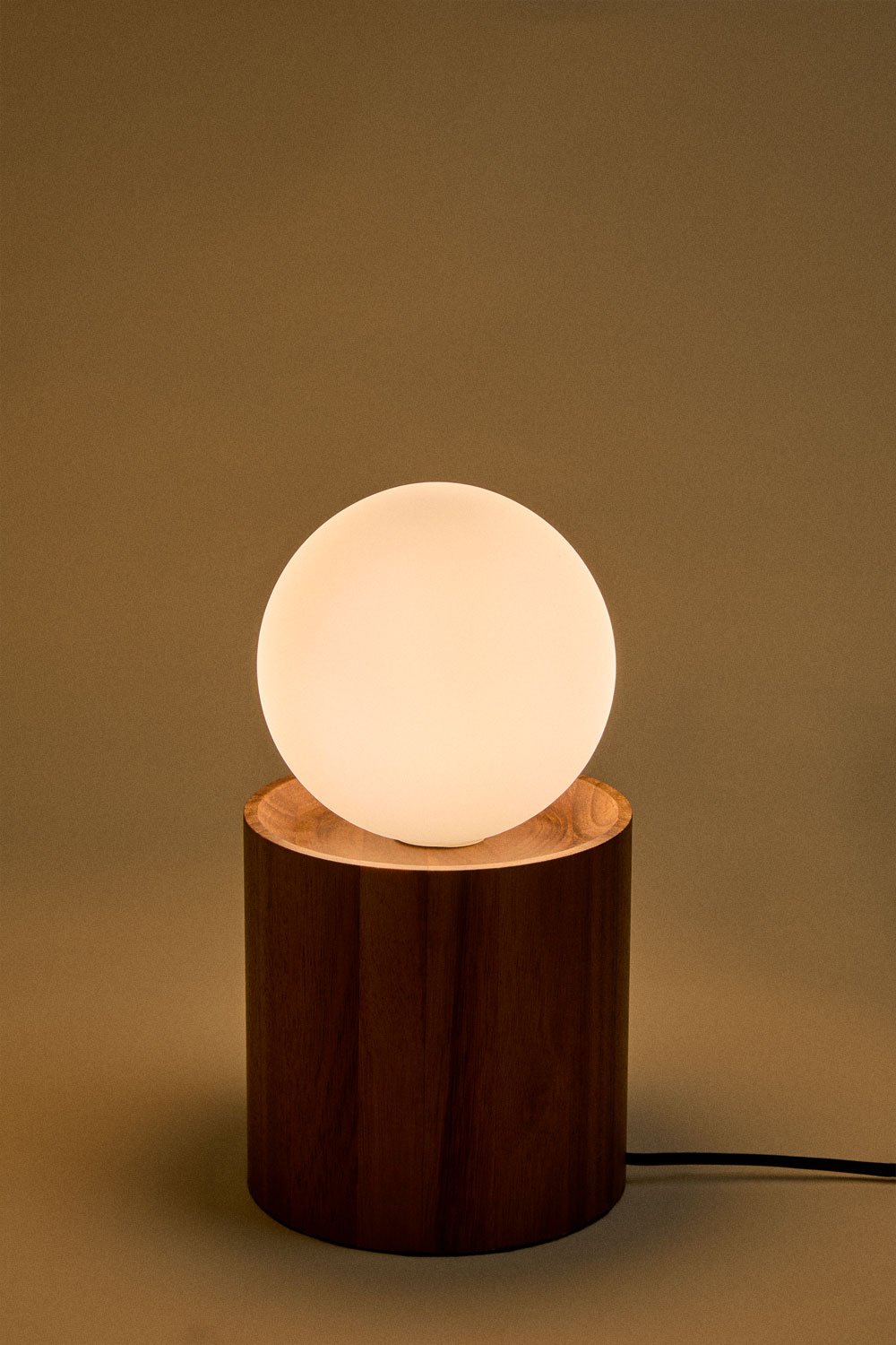Lampada da tavolo con base cilindrica in legno di acacia Freidy
