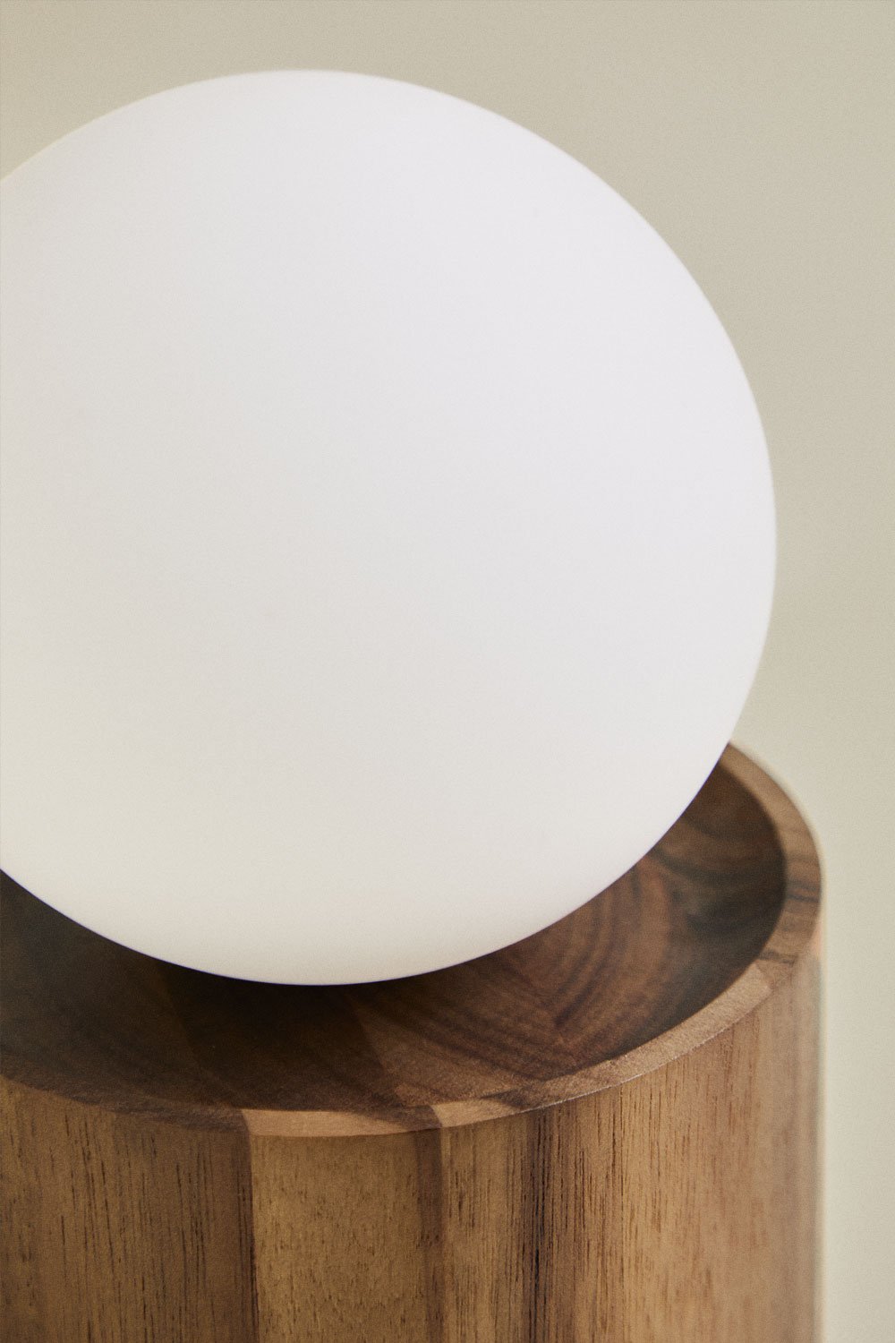 Lampada da tavolo con base cilindrica in legno di acacia Freidy