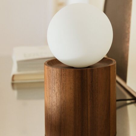 Lampada da tavolo con base cilindrica in legno di acacia Freidy