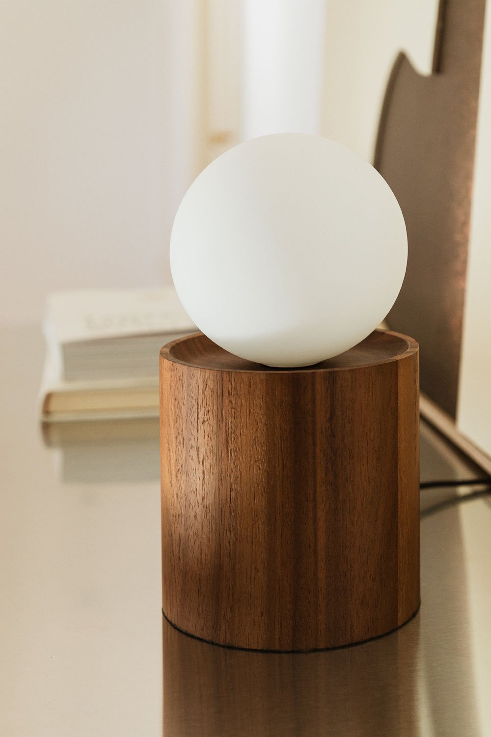 Lampada da tavolo con base cilindrica in legno di acacia Freidy