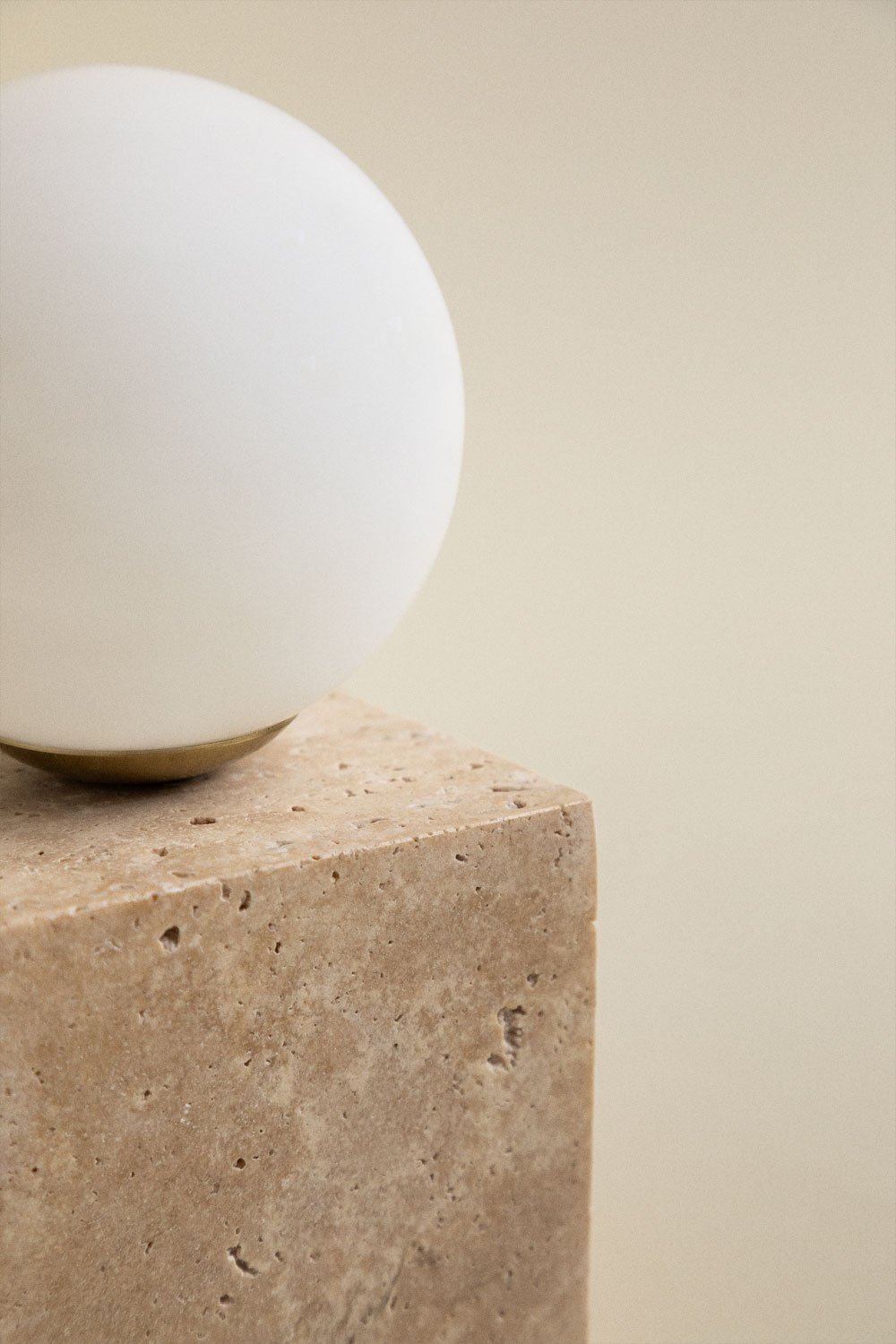 Lampada da tavolo in travertino con sfera di cristallo Davise