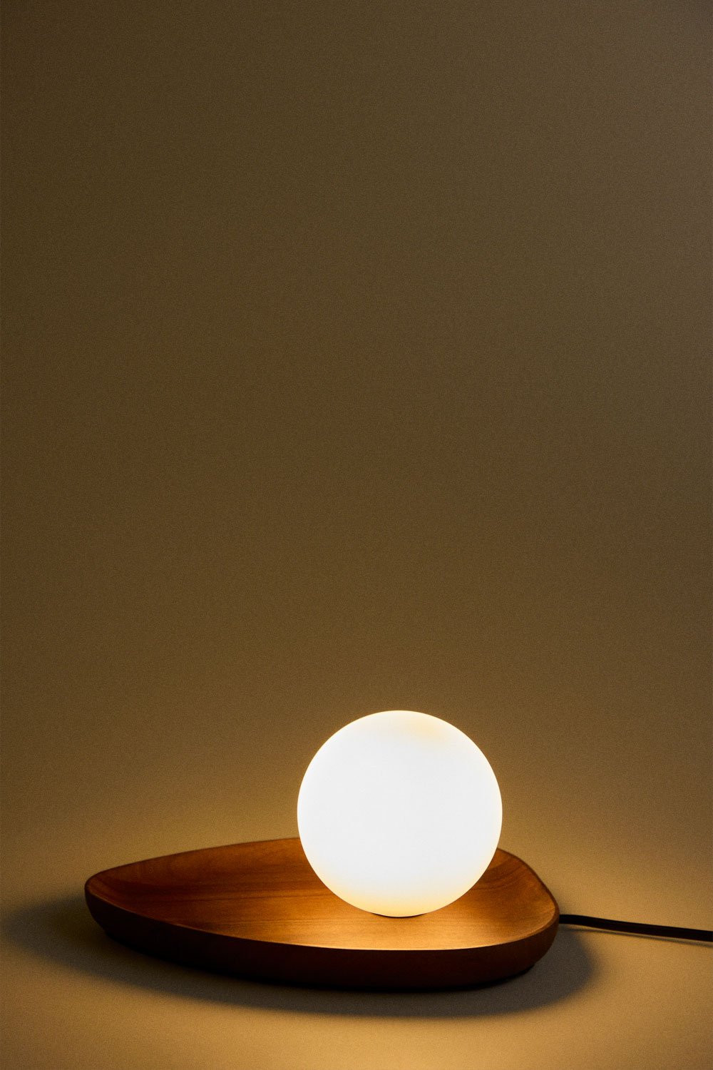 Lampada da tavolo Freidy in legno di acacia