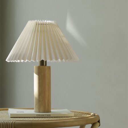 Lampada da tavolo Gaines in legno di caucciù