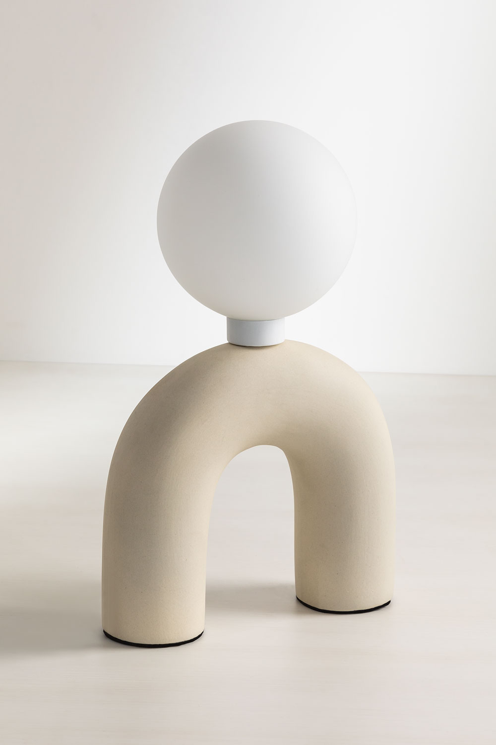 Lampada da tavolo in ceramica con sfera in vetro Galva