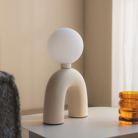 Lampada da tavolo in ceramica con sfera in vetro Galva