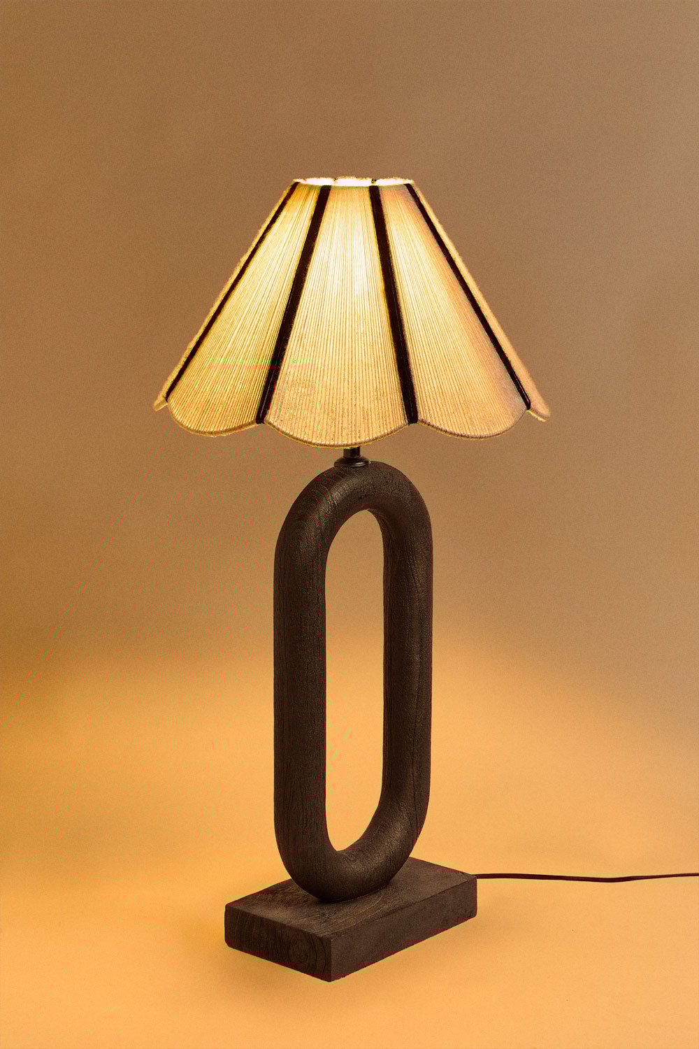 Lampada da tavolo in legno di mango e lana Loucia