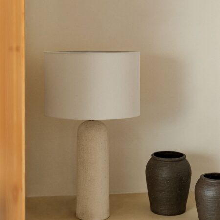 Lampada da tavolo in lino e fibra di vetro Otile
