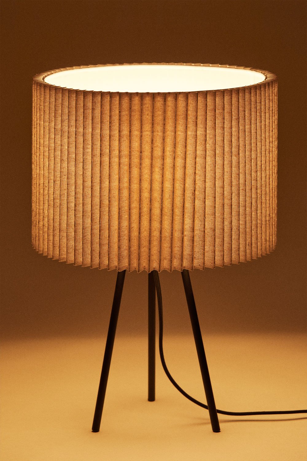 Lampada da tavolo Quintelia in lino e metallo