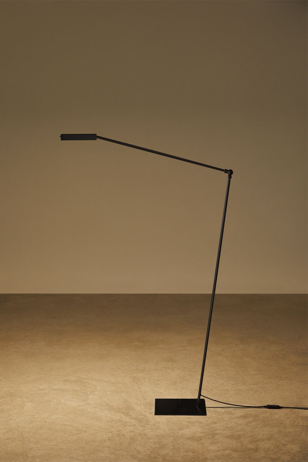 Lampada da terra a LED in ferro Valtyn