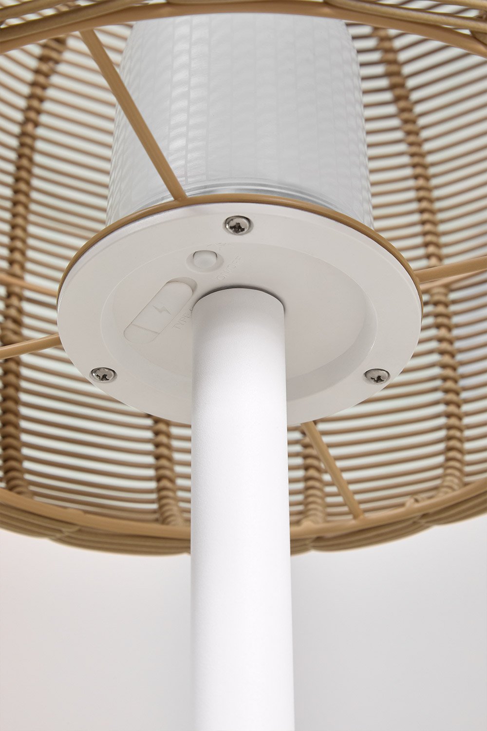 Lampada da terra LED wireless Ovela in ferro e corda intrecciata