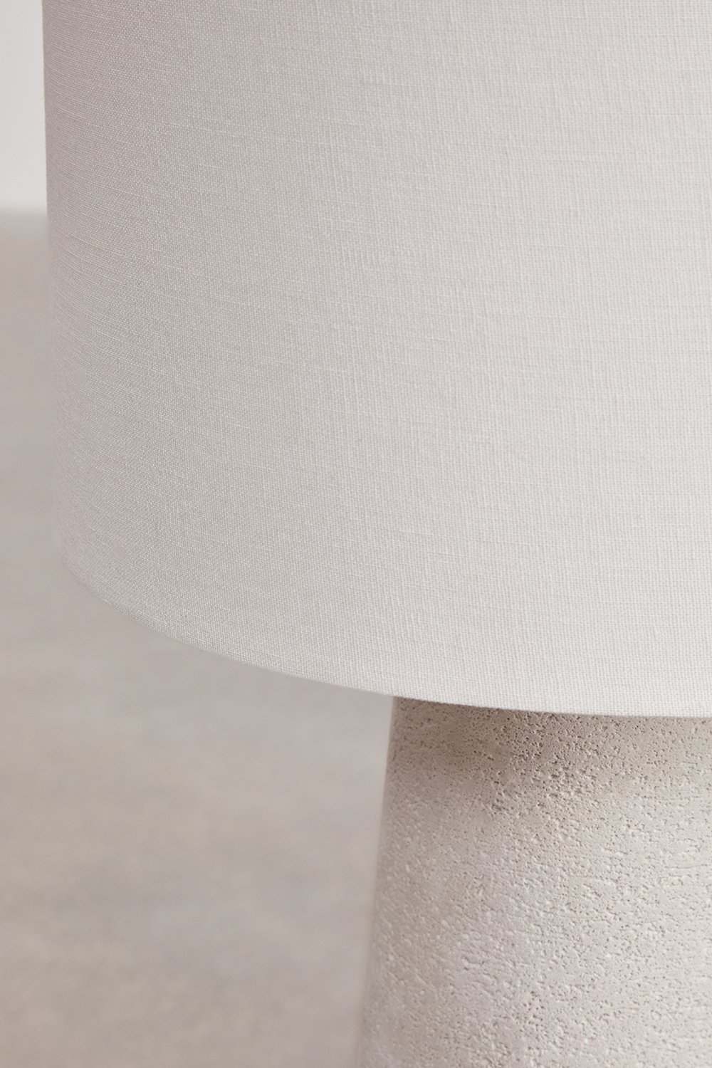 Lampada da terra Loana in lino e fibra di vetro