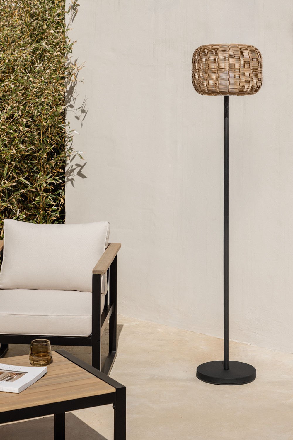 Lampada da terra per esterni a LED senza fili Ovela in ferro e corda intrecciata