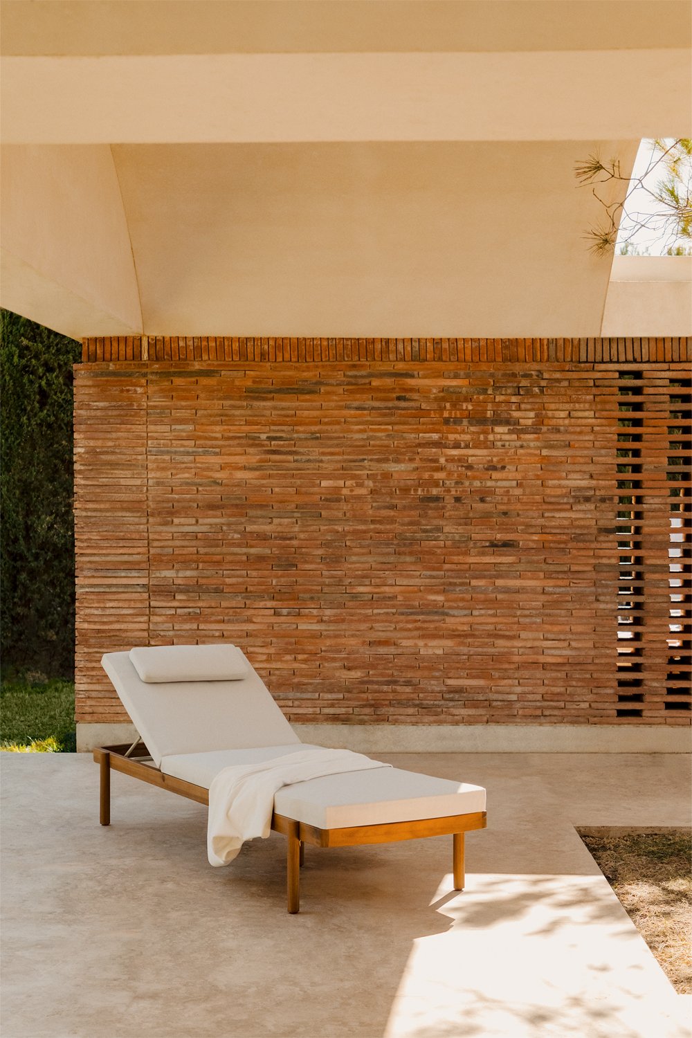 Lettino prendisole reclinabile Aderyn in legno di acacia