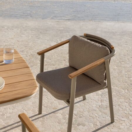 Confezione da 4 sedie da giardino Yervin con braccioli in alluminio e tessuto bouclé