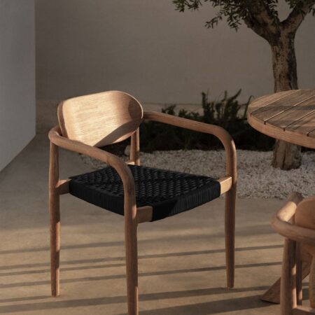 Confezione da 2 sedie da giardino con braccioli in legno Naele