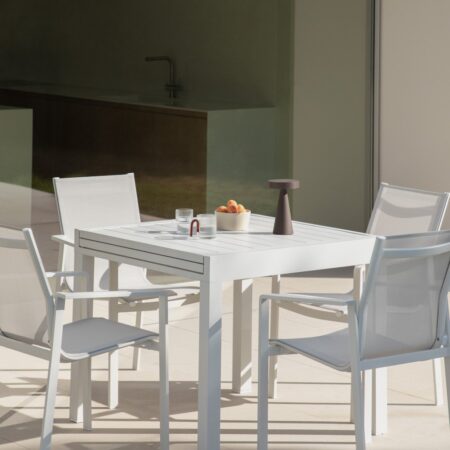 Set tavolo rettangolare Starmi 90x180-90 cm allungabile in alluminio e 4 sedie da giardino Eika.