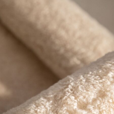 Poltrona Bernia in shearling e frassino