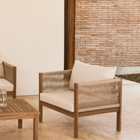 Poltrona Branson in legno di acacia con braccioli