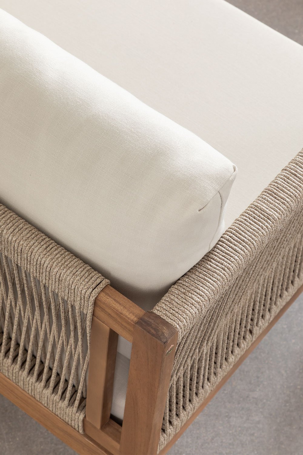 Poltrona Branson in legno di acacia con braccioli